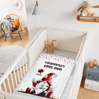 Grandma's Love Bugs Gnome – Couverture personnalisée avec mains d'argent et chapeau rouge