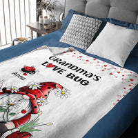 Grandma's Love Bugs Gnome – Couverture personnalisée avec mains d'argent et chapeau rouge