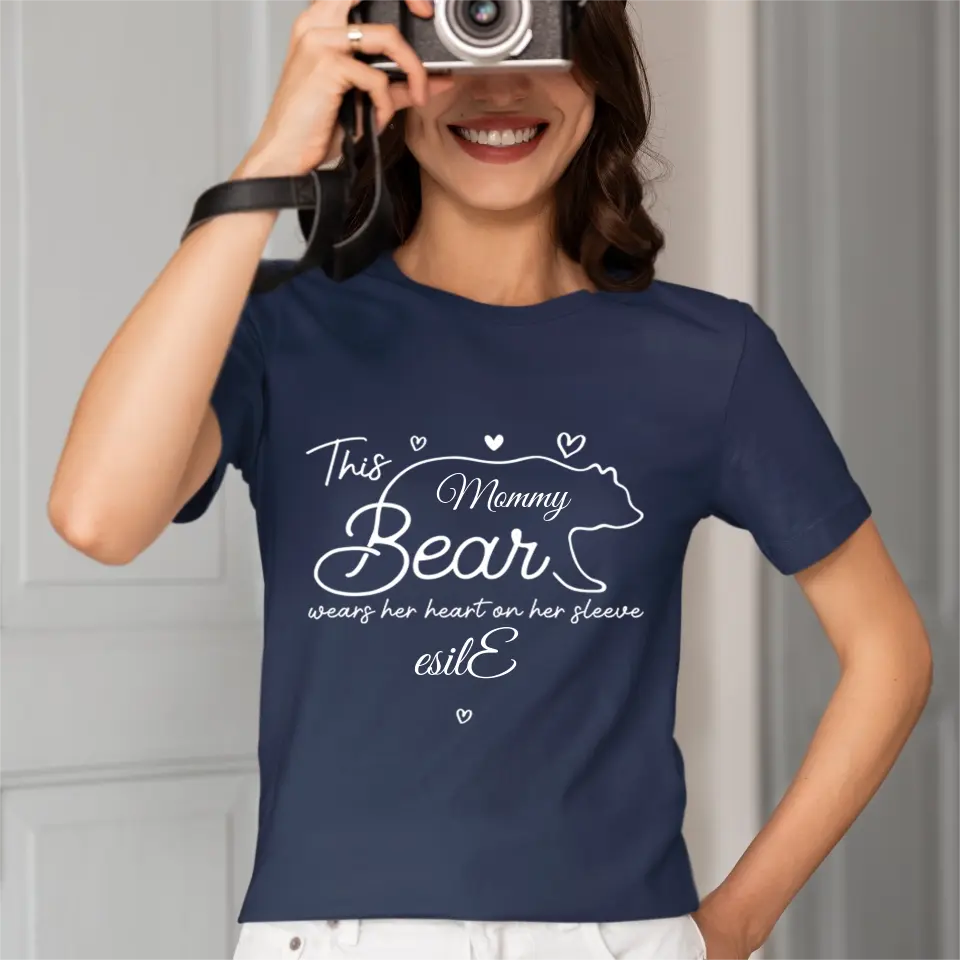 Cette maman ours imprime son cœur sur les vêtements - T-shirt unisexe personnalisé pour la famille, cadeau pour maman