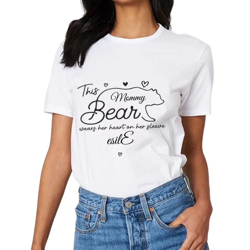 Cette maman ours imprime son cœur sur les vêtements - T-shirt unisexe personnalisé pour la famille, cadeau pour maman