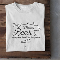 Cette maman ours imprime son cœur sur les vêtements - T-shirt unisexe personnalisé pour la famille, cadeau pour maman