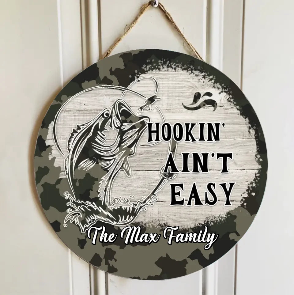 Customized Camping Themed Wooden Signage - Personalized Text Fishing Pattern Camouflage Style Round Wooden Door Plaque - A Gift For Family,Friend,Camping Enthusiasts,Angler